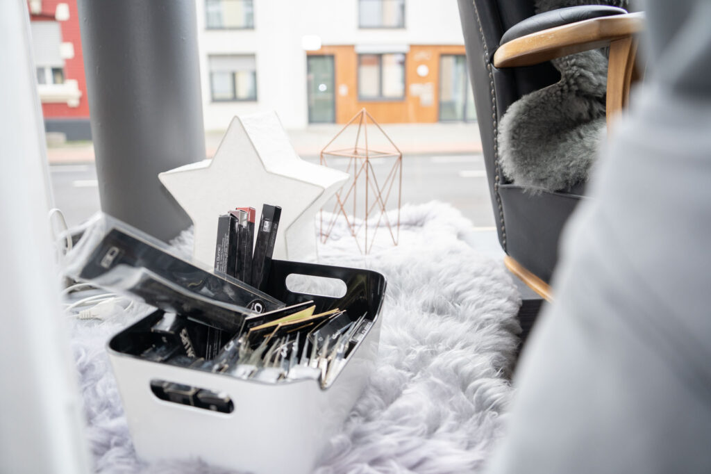 Philigraphie, Friseursalon, Moenchengladbach, Haare, Frisur, kupferglanz, Stuehle, gemuetlich, Wartezeit, Fenster, Vorhang