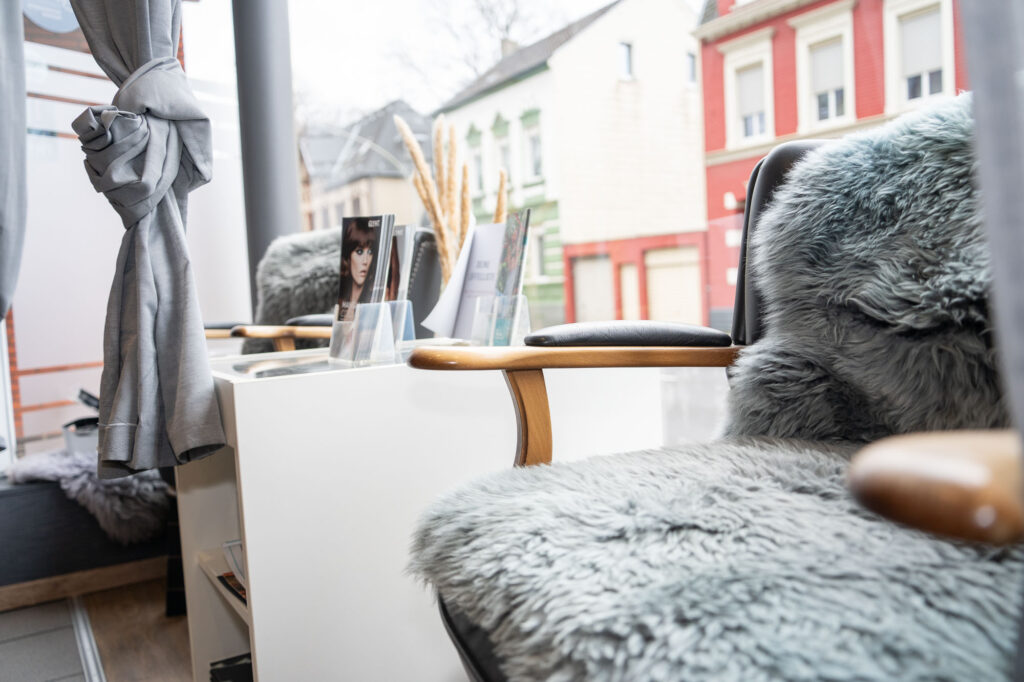 Philigraphie, Friseursalon, Moenchengladbach, Haare, kupferglanz, Stuehle, gemuetlich, Wartezeit, Fenster, Tageslicht