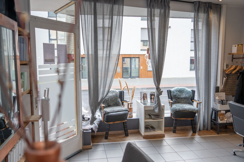 Philigraphie, Friseursalon, Moenchengladbach, Haare, Frisur, kupferglanz, Stuehle, gemuetlich, Wartezeit, Fenster, Vorhang