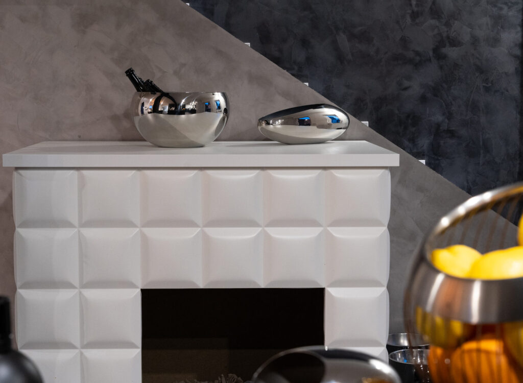 zwei silberne Schuesseln stehen auf einer weißen Kommode, weitere Dekoration im Vordergrund