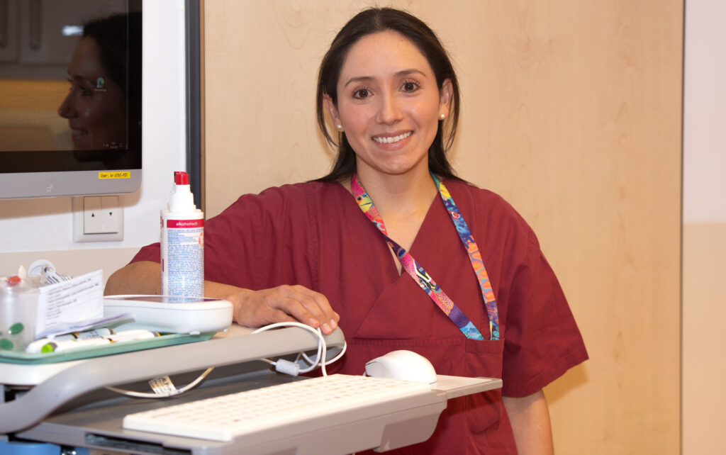 Philigraphie, Helios Klinikum, Krefeld, Krankenpflegerin, freundlich, Kasak, rot, Computer