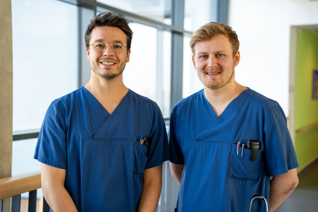 Philigraphie, Helios Klinikum, Krefeld, Aerzte, Pfleger, freundlich, Flur, Kasak, blau