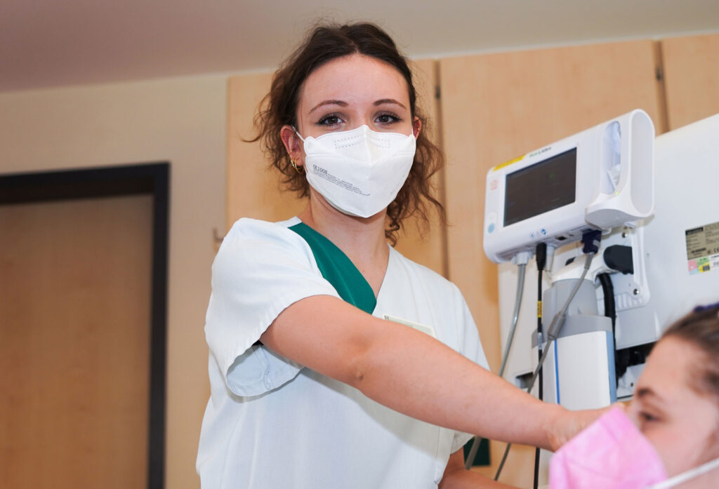 Philigraphie, Peoplefotografie, Helios Klinikum, Krefeld, Pflegerin, freundlich, Mundschutz, Geräte, Patientin