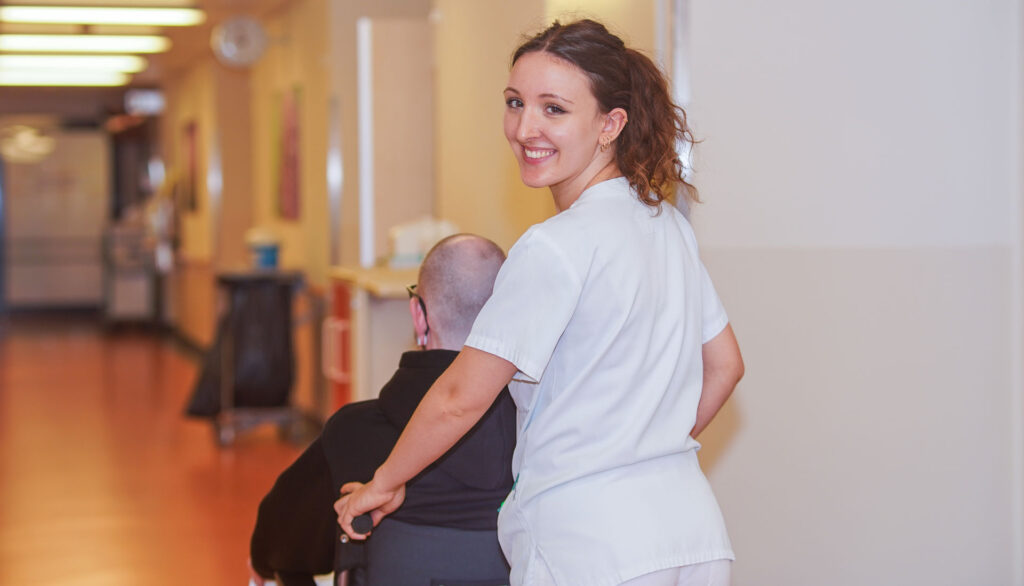 Philigraphie, Peoplefotografie, Helios Klinikum, Krefeld, Pflegerin, freundlich, Rollstuhlfahrer, Flur