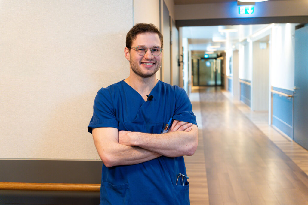 Philigraphie, Peoplefotografie, Helios, Krefeld, Arzt, Pfleger, Mann, Korridor, Flur, freundlich, blau, Kasak