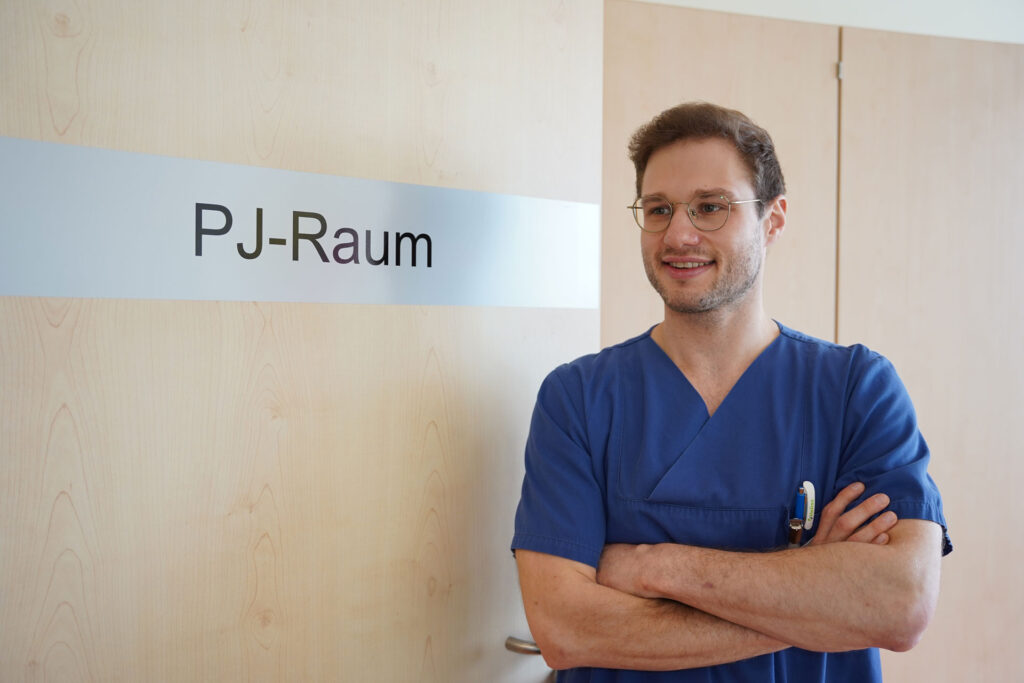 Philigraphie, Peoplefotografie, Helios, Krefeld, Arzt, Pfleger, Mann, Praktisches Jahr, freundlich, blau, Kasak