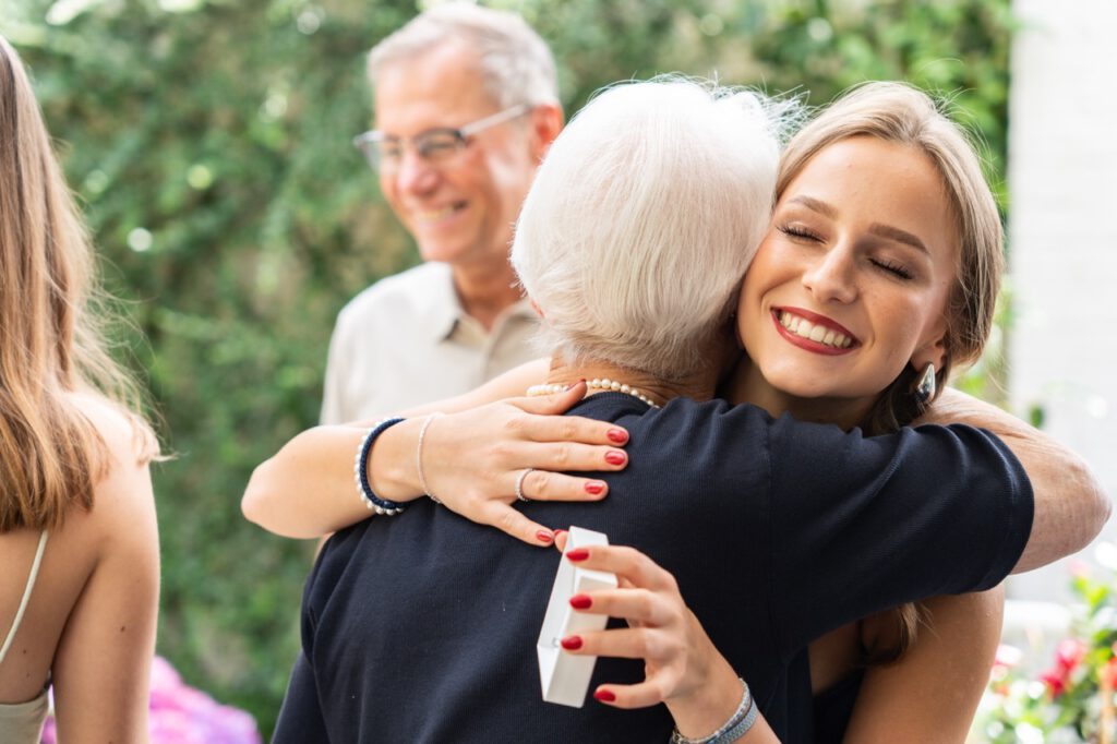 Philigraphie, Fotograf, Menschenfotografie, Moenchengladbach, Familie, Umarmung, Grossmutter, Anlass, Freude, Geschenk