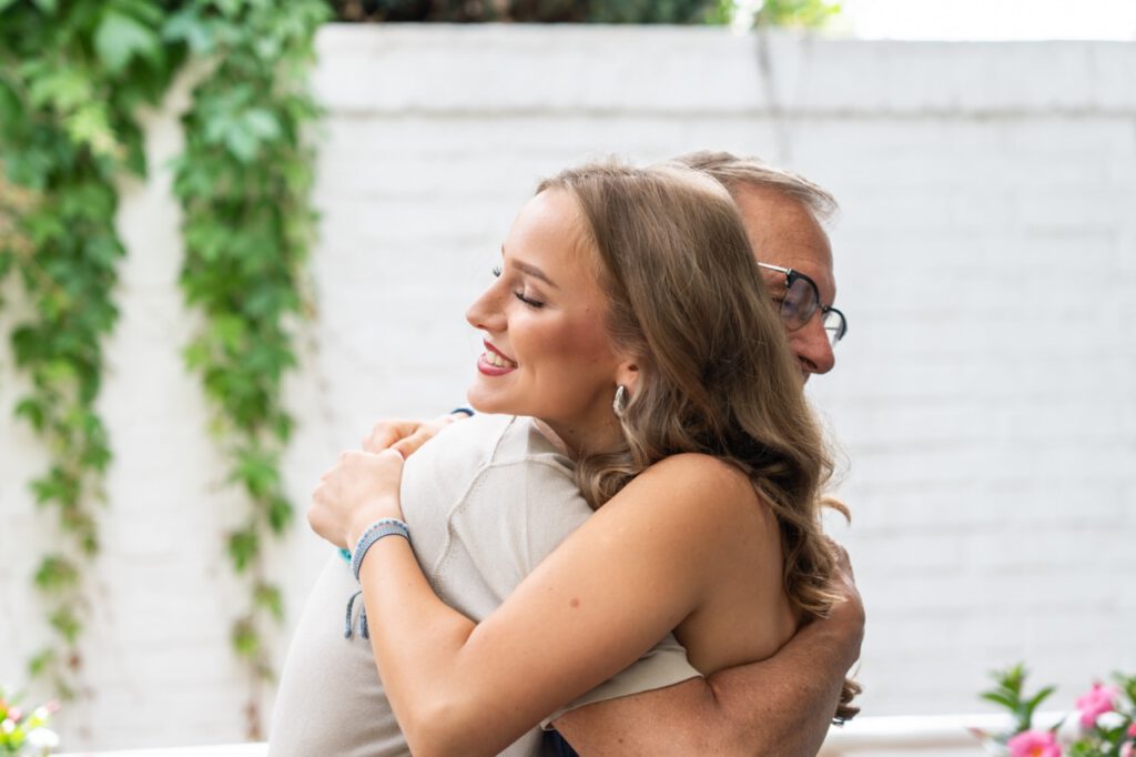 Philigraphie, Fotograf, Menschenfotografie, Moenchengladbach, Familie, Umarmung, Vater, Anlass, Freude