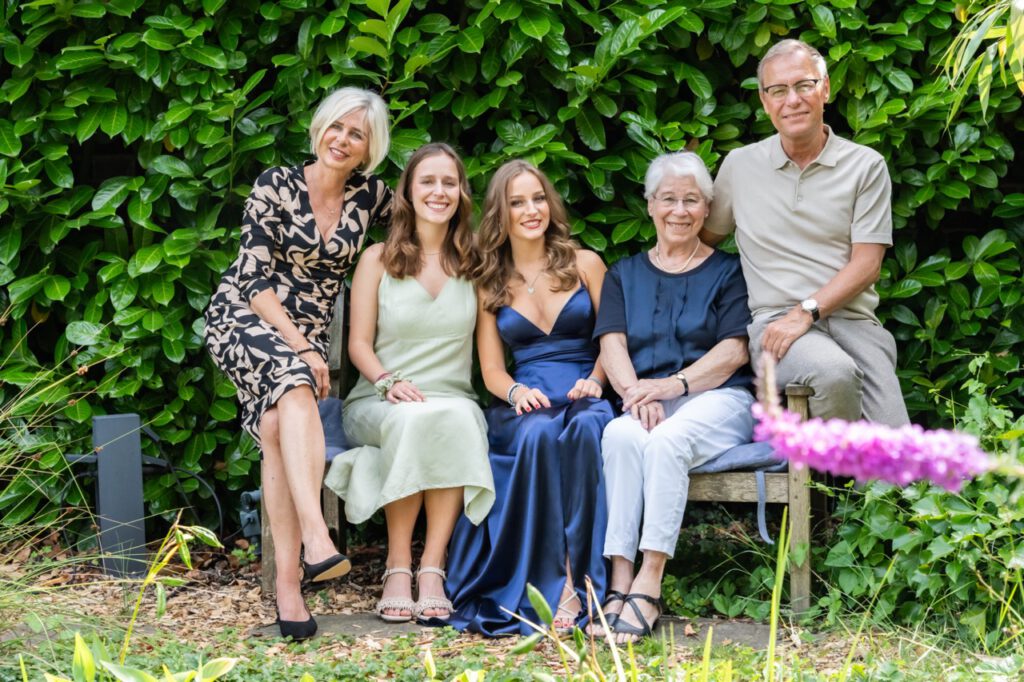 Philigraphie, Fotograf, Menschenfotografie, Korschenborich, Familienfoto, Gruppenfoto, Freude, Garten, Bank