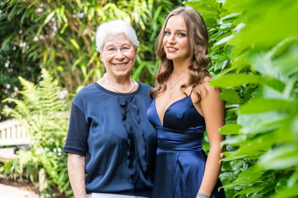 Philigraphie, Menschenfotografie, Korschenbroich, Garten, Generationen, Dame, Oma, junge Frau, Freude, stolz