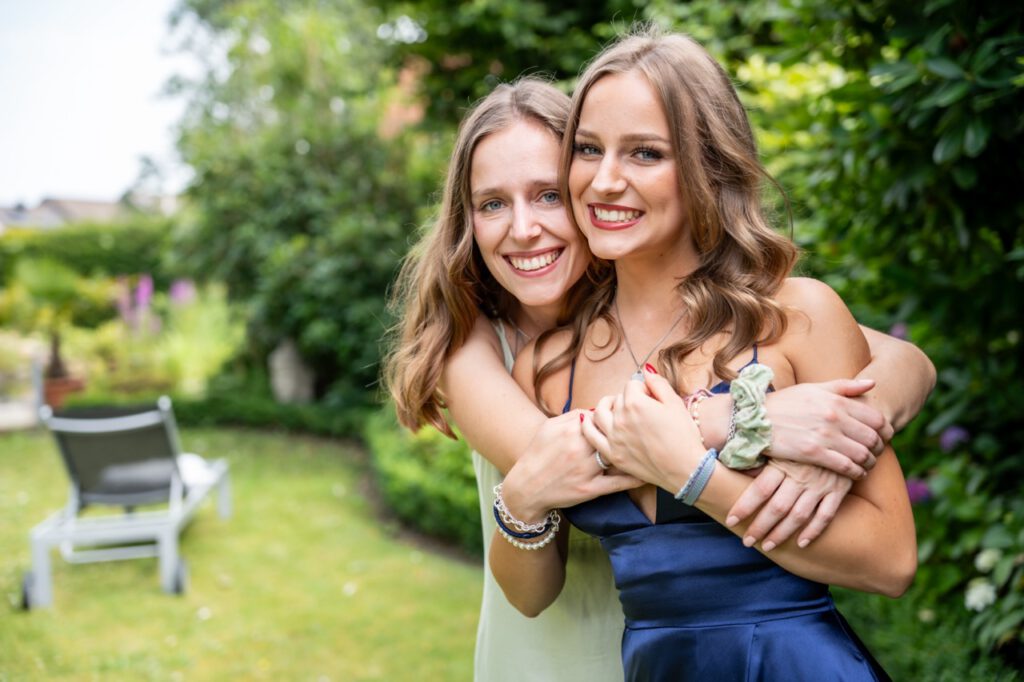 Philigraphie, Menschenfotografie, Geschwister, Moenchengladbach, junge Frauen, Garten, Umarmung, Freude, Kleid, Laecheln