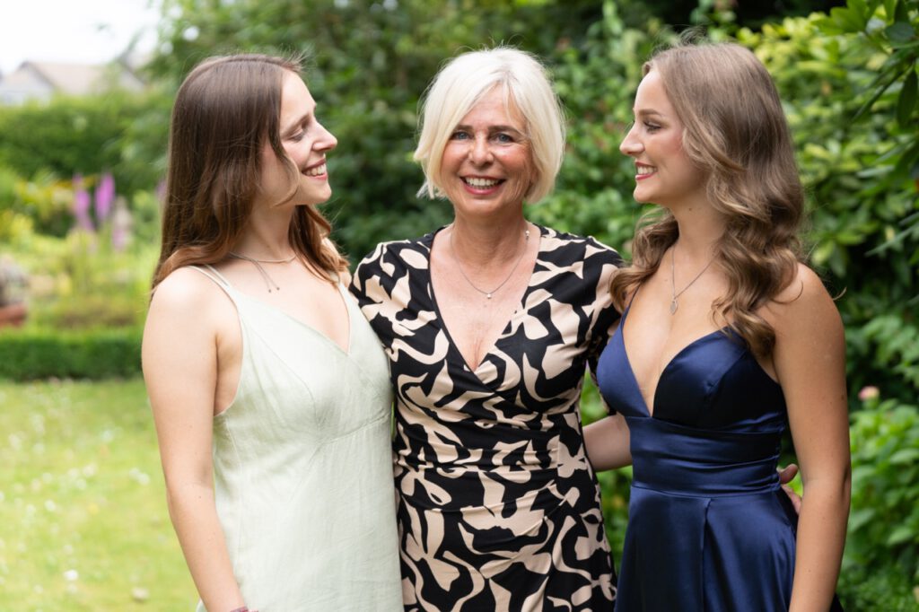 Philigraphie, Menschenfotografie, Korschenbroich, Gruppenfotografie, Familie, Mutter, Toechter, Geschwister, Freude, Garten, Kleid