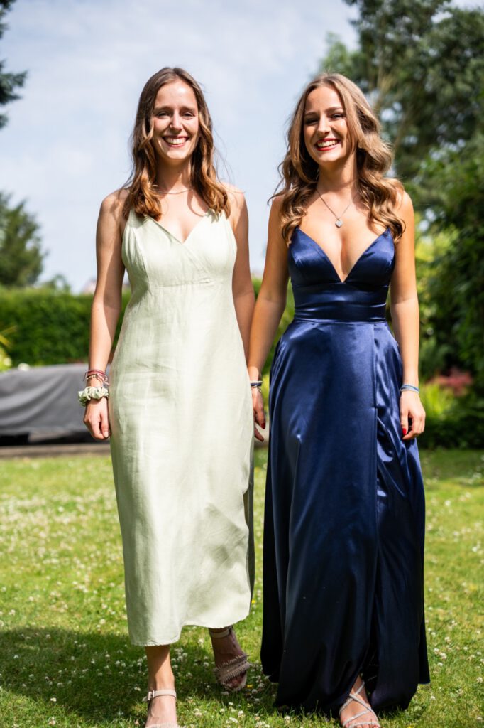 Philigraphie, Peoplefotografie, Familie, Moenchengladbach, Geschwister, gemeinsam, junge Frauen, Garten, Freude, Kleid, Laecheln