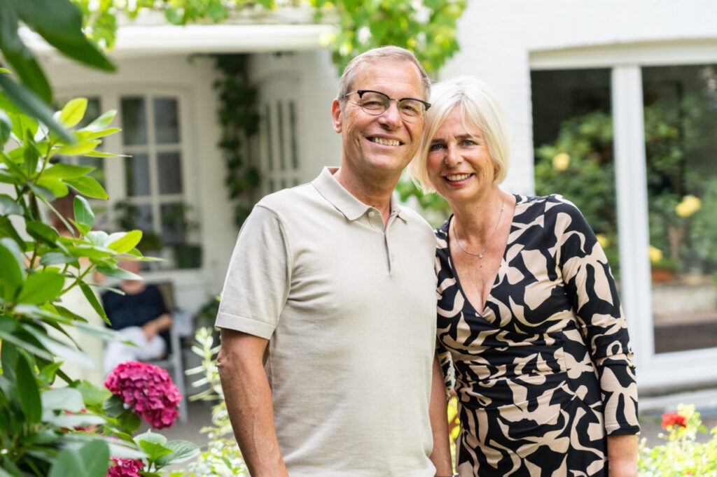 Philigraphie, Peoplefotografie, Familienshooting, Monechengladbach, Eltern, Erwachsene, Mann, Frau, Laecheln, Garten